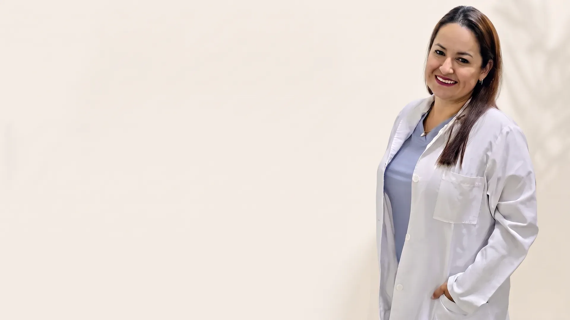 Retrato de la Dra. Mishell Dávila con bata médica blanca